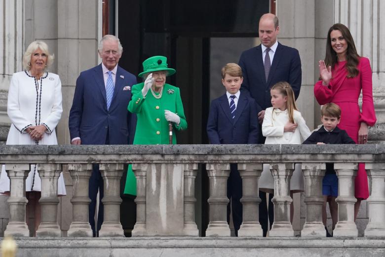 Camilla , Duchess of Cornwall, Prince Charles of Wales, Queen Elizabeth II, Prince George, Prince William, Princess Charlotte, Prince Louis, and Kate Middleton on the balcony of BuckinghamPalace at the end of the Platinum Jubilee Pageant, on day four of the Platinum Jubilee celebrations.