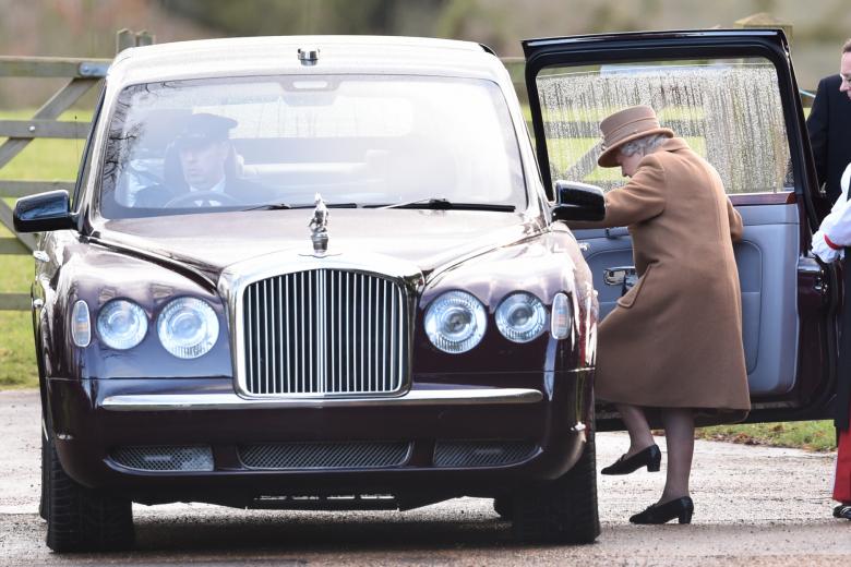 El vehículo más habitual en el que llevaban a la Reina Isabel II, este Bentley State Limousina hecho a medida para que entrara con facilidad. Sobre el capó San Jorge pelando con el dragón, su escudo familiar