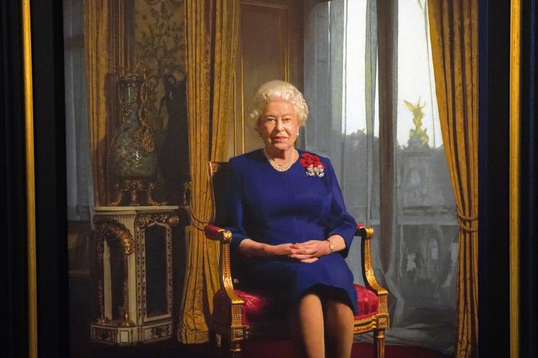 A full length portrait of the Queen wearing a spray of five poppies painted by Darren Baker to commemorate the 90th anniversary of the Royal British Legion Tuesday October 26, 2021. *** Local Caption *** .