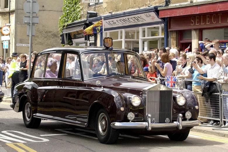 La Reina a bordo de un Rolls Royce Phamton State Limousine. No era muy habitual de Rolls Royce, en este caso el Espíritu del Éxtasis se arrodilla