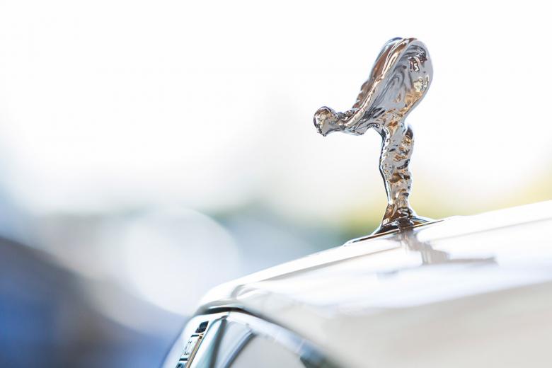 El Espíritu del Éxtasis del Rolls Royce se arrodilla al paso de la Familia Real Británica y alza sus alas, un privilegio de la marca con sus coches destinados a las familias reales