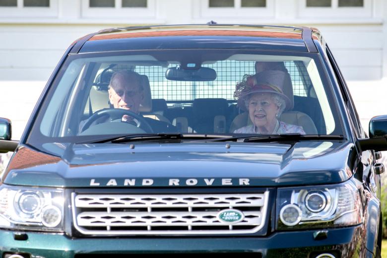 Era difícil conocer a la Reina Isabel II sin conocer su afición por los automóviles y por la conducción en general, solo igualada por su amor incondicional a los perros. En este caso al volante de un Land Rover Freelander. Siempre fiel a las marcas british