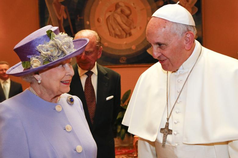 Britain's Queen Elizabeth II with Pope Francis during a meeting at the Vatican, Thursday, April 3, 2014.
en la foto : mirandose a los ojos