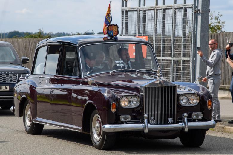 El Rey Carlos III junto a la Camila, reina consorte, a su llegada a la ceremonia de coronación, durante estos días han usado el Rolls Royce. Conocido como el Tea Silver Jubilee Car, este Rolls Royce Phantom VI de 1977 fue regalo personal de la Reina Isabel II a su hijo Carlos. Fue usado por Kate Middleton durante su boda con el príncipe William