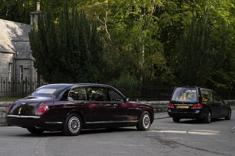 El Bentley State Limousine, el coche oficial del Rey de Inglaterra en el Reino Unido. Solo existen dos unidades en el mundo fabricadas a medida de la Reina Isabel II. en este imagen ya con Carlos III y Camila en la caravana oficial