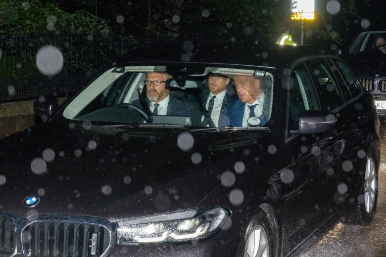 El Príncipe Harry a su llegada al Palacio de Balmoral con la Reina ya difunta, a bordo de un BMW Serie 7 con su servicio de escolta y con el chofer oficial asignado por la familiar real británica.