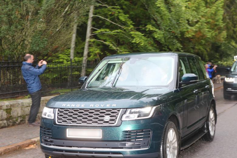 El Principe Guillermo llega al palacio de Balmoral a bordo de un Range Rover Autobiography, un modelo de 2016 y que se encuentra entre los más lujosos jamás fabricados por la marca. Tiene un motor de 550 caballos de potencia y costaba unos 150.000 euros