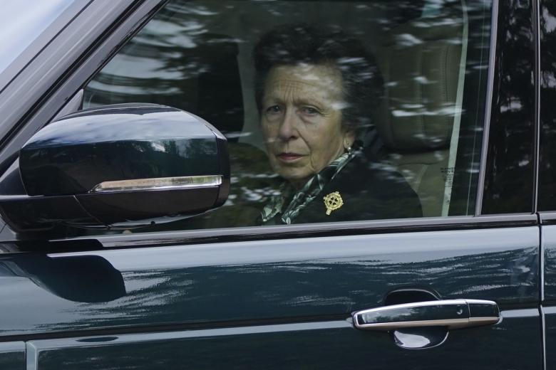La princesa Ana, hija de Isabel II, formará parte de la comitiva de la Reina en su camino al Palacio de Buckingham en Londrés, donde descansarán definitivamente los restos de Isabel II. En la imagen a bordo de un Range Rover
