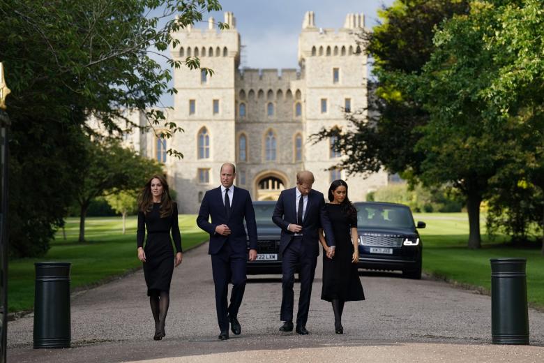 Los príncipes Guillermo y Enrique junto a sus esposas Cate Middleton y Meghan Markle por los jardines del palacio de Balmoral flanqueados por un Audi Q8 y un Range Rover. Uno de los pocos coche no british de la ceremonia