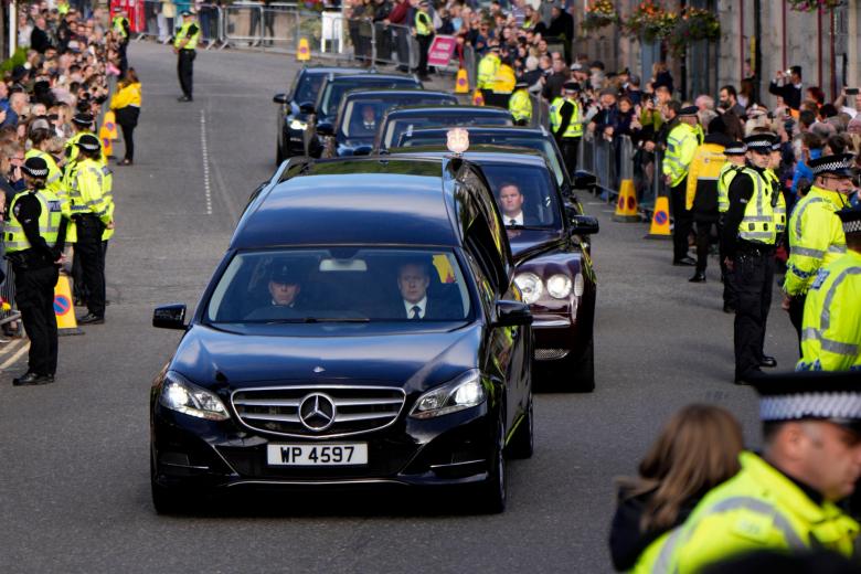 El cadaver de la Reina Isabel II sale del Palacio de Balmoral con destino a Edimburgo en un Mercedes Clase E fúnebre. Los Mercedes copan el mercado de los coches fúnebres en Europa, con un 80 % de la flota disponible, sólo 7.000 en España. El Mercedes Clase E supera los 100.000 euros una vez realizada la transformación.