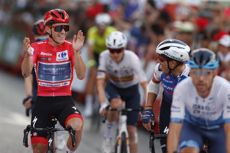 Evenepoel en el momento de su entrada a la línea de meta en la última etapa en Madrid