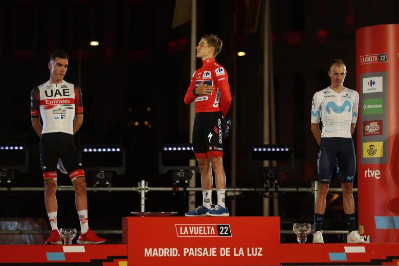El podio de La Vuelta 2022 con Evenepoel escuchando el himno belga en Madrid