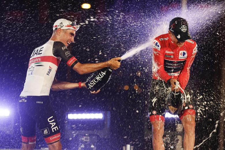 Juan Ayuso baña en champagne a Evenepoel, que ha ganado en La Vuelta su primera gran carrera