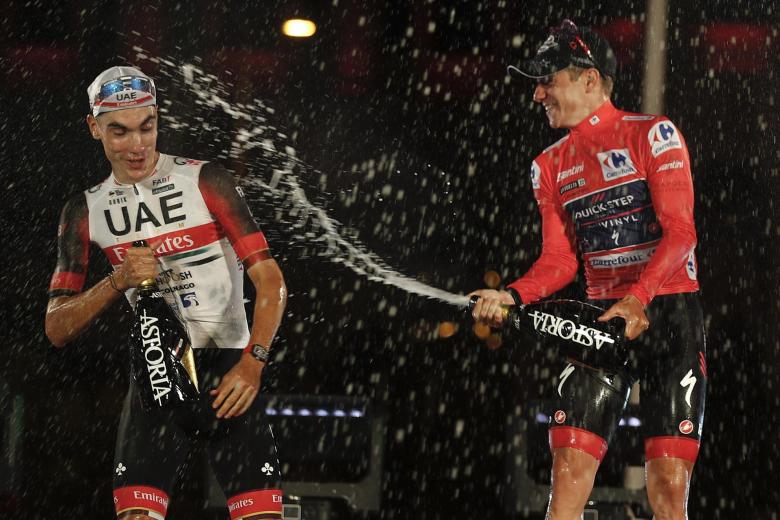 Felicidad entre Juan Ayuso y Evenepoel, tercer y primer clasificado en esta Vuelta