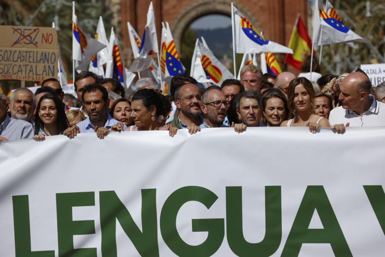 Asistentes a la manifestación que ha tenido lugar este domingo en Barcelona para reclamar que el castellano también sea lengua vehicular en Cataluña