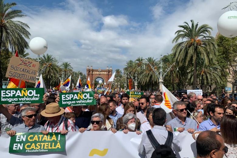 Asistentes a la manifestación que ha tenido lugar este domingo en Barcelona para reclamar que el castellano también sea lengua vehicular en Cataluña