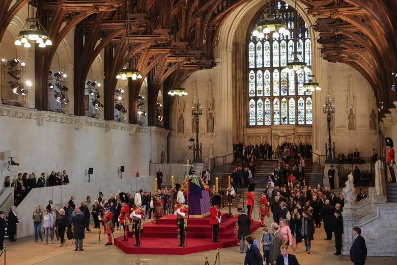 Plano general de la abadía de Westminster con los nietos de Isabel II haciendo guardia en torno al féretro