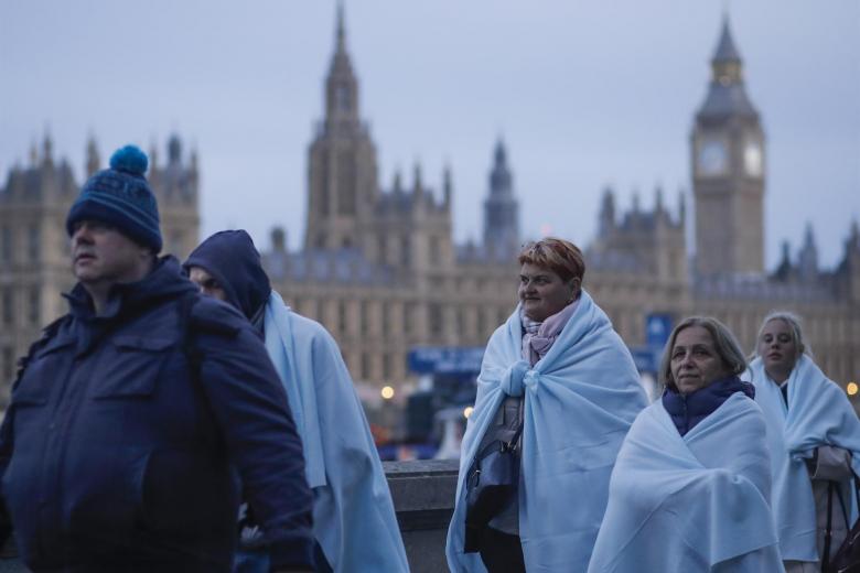 El frío de la noche obliga a taparse con mantas a los que hacen cola para entrar en Westminster, actualmente el tiempo de espera se estima en 24 horas