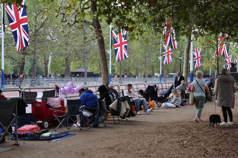 Los británicos ya ocupan los sitios en el recorrido que realizará la comitiva fúnebre que trasladará los restos de Isabel II en Londres