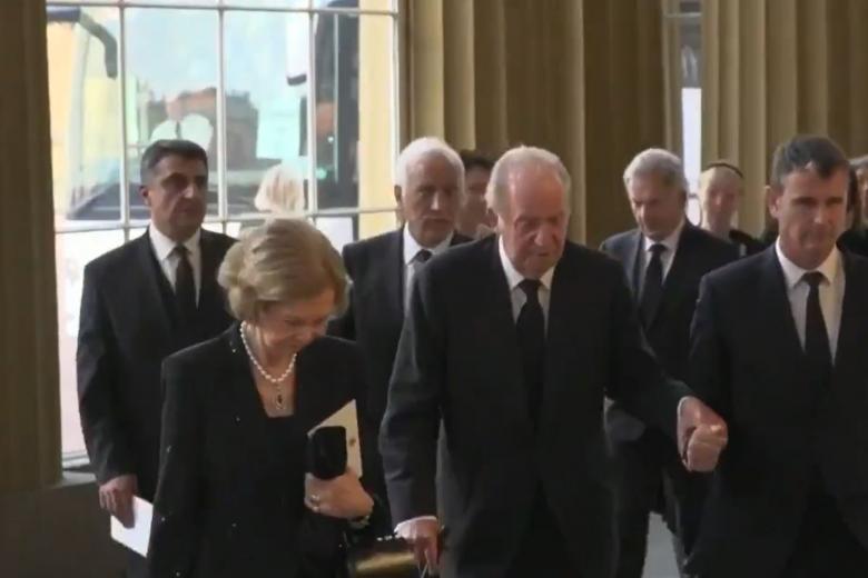 Don Juan Carlos y Doña Sofía acuden juntos al Palacio de Buckingham para asistir a la recepción ofrecida por el Rey Carlos III