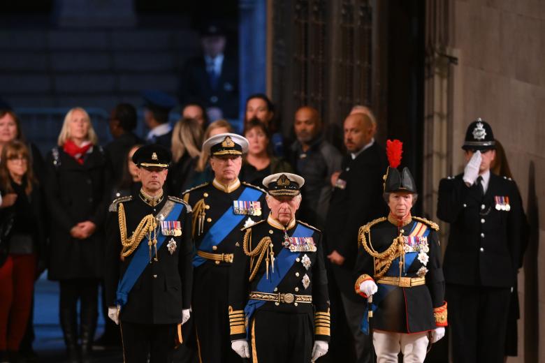 Britain's King Charles III, Britain's Princess Anne, Princess Royal, Britain's Prince Andrew, Duke of York, and Britain's Prince Edward, Earl of Wessex mount a vigil around the coffin of Queen Elizabeth II, draped in the Royal Standard with the Imperial State Crown and the Sovereign's orb and sceptre, lying in state on the catafalque in Westminster Hall, at the Palace of Westminster in London on September 16, 2022, ahead of her funeral on Monday. - Queen Elizabeth II will lie in state in Westminster Hall inside the Palace of Westminster, until 0530 GMT on September 19, a few hours before her funeral, with huge queues expected to file past her coffin to pay their respects. (Photo by Daniel LEAL / POOL / AFP)