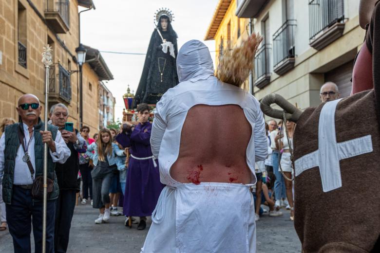 SAN VICENTE DE LA SONSIERRA (La Rioja) 18/09/2022.- Ocho discipliantes han recorrido este domingo las calles de San Vicente de la Sonsierra, en La Rioja, para revivir la tradición medieval de Los Picaos, aunque de una forma mucho más íntima a cómo lo hacen en Semana Santa, cuando miles de personas les acompañan en su procesión.-EFE/Raquel Manzanares