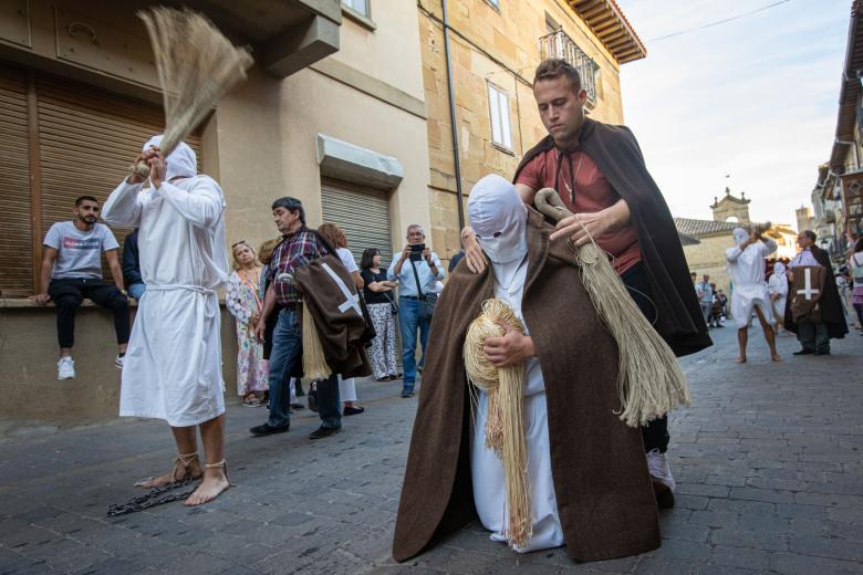 SAN VICENTE DE LA SONSIERRA (La Rioja) 18/09/2022.- Ocho discipliantes han recorrido este domingo las calles de San Vicente de la Sonsierra, en La Rioja, para revivir la tradición medieval de Los Picaos, aunque de una forma mucho más íntima a cómo lo hacen en Semana Santa, cuando miles de personas les acompañan en su procesión.-EFE/Raquel Manzanares