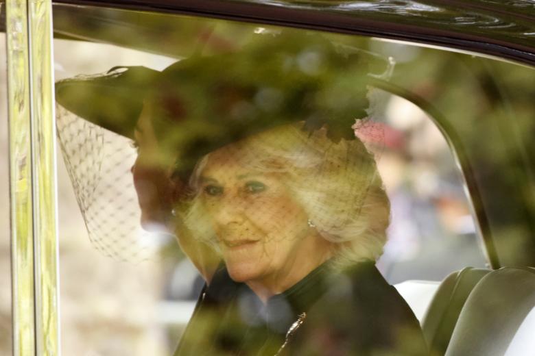 Camilla, la Reina consorte, en el coche a su llegada al funeral de Estado de la Reina Isabel II.