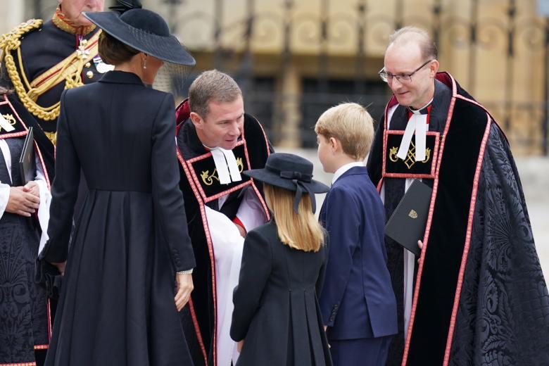 Los príncipes de Gales, Jorge y Carlota con su madre la Princesa Catalina de Inglaterra a la entrada del funeral.
