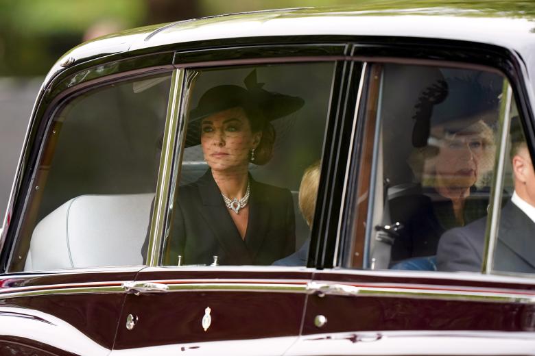 La Princesa Catalina de Inglaterra a su llegada en coche al funeral de Isabel II.