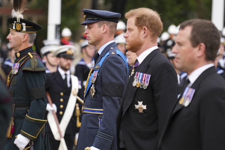 El Príncipe Guillermo y Harry siguen a pie el féretro de su abuela la Reina Isabel II hasta su llegada a la Abadía de Westminster.