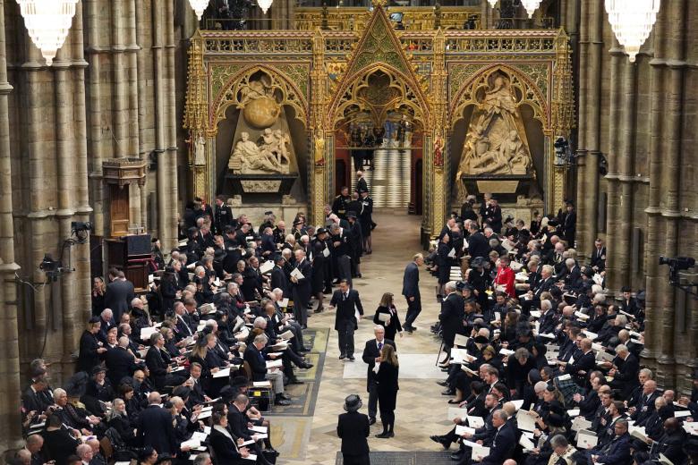 Interior de la Abadía de Westminster momentos antes de comenzar el funeral de Isabel II.