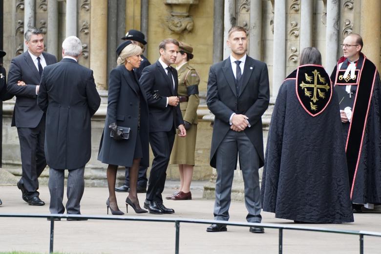 El presidente francés Emanuel Macron y su esposa Brigitte Trogneux a su llegada a la Abadía de Westminster.
