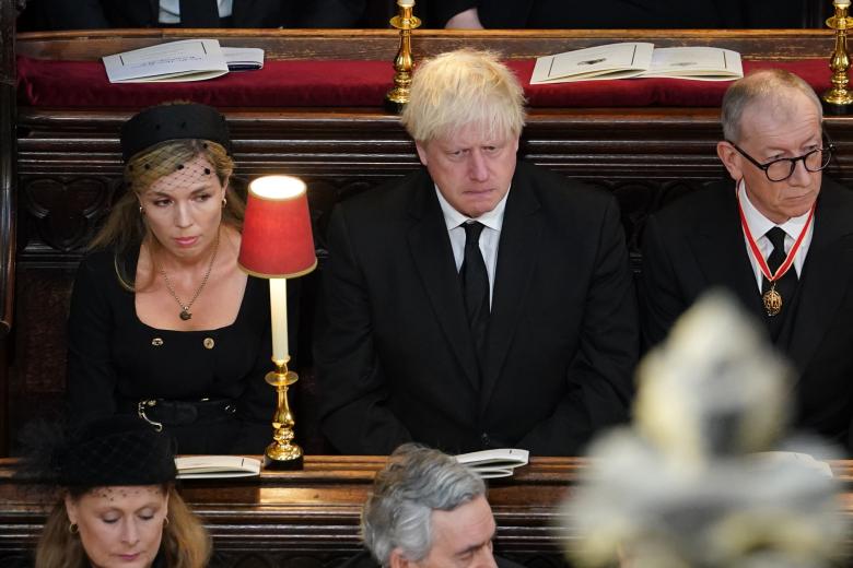 Carrie Johnson, Boris Johnson y Philip May sentados en el funeral de Isabel II.