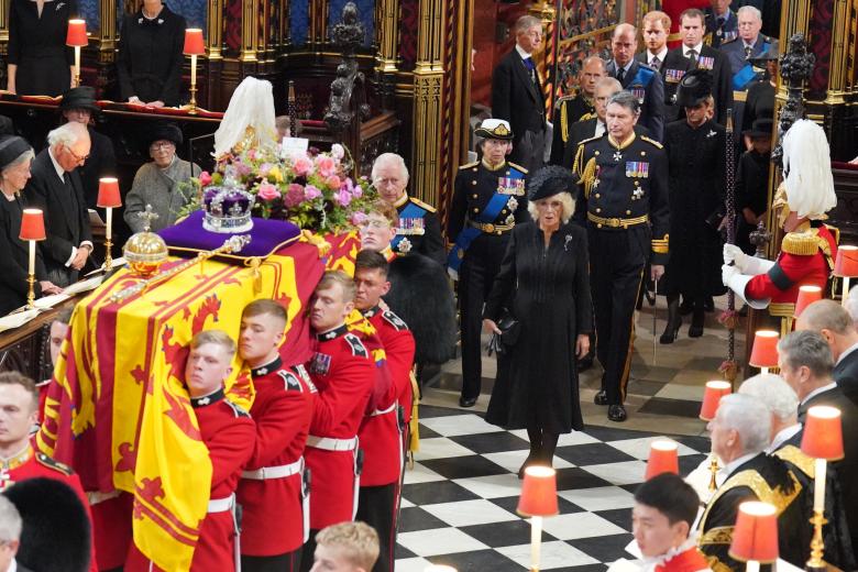 Isabel II a su entrada a la Abadía de Westminster seguido del Rey Charles III, la Reina consorte Camila, la Princesa Ana y los Príncipes de Gales.