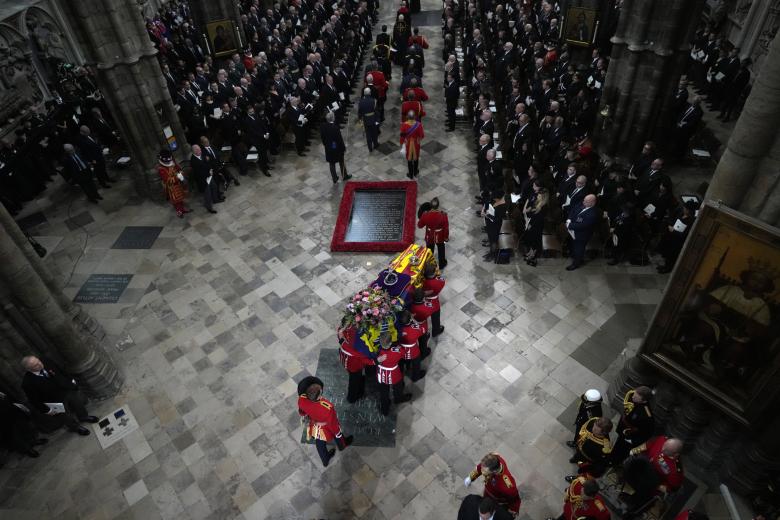 El ataúd de Isabel II en su entrada a la Abadía en donde se le ha dedicado una misa funeral.