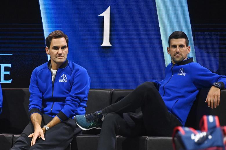 Roger Federer junto a Djokovic en un momento de la Laver Cup este viernes en Londres