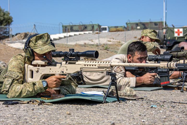 Los tiradores de precisión de la Brigada de Infantería de Marina “Tercio de Armada” realizan tiro junto a personal de las Fuerzas Armadas Turcas durante el ejercicio Dynamic Mariner 22
