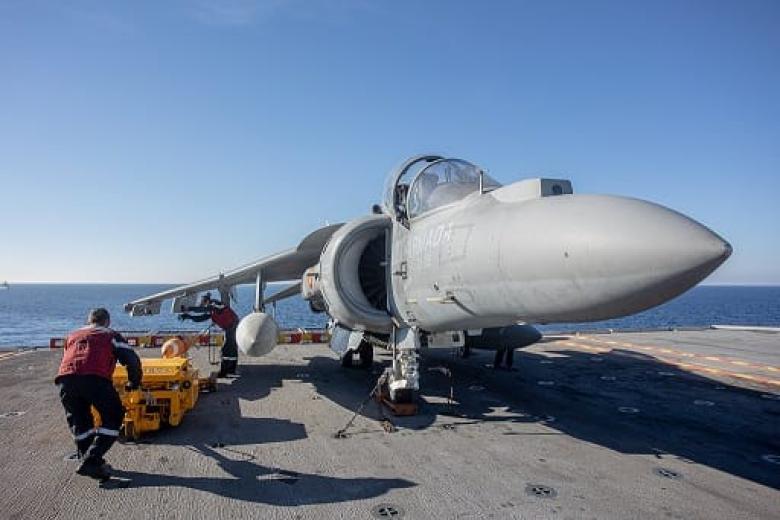 En el L-61 Juan Carlos I la dotación y la Unidad Aérea Embarcada realizan un ejercicio de municionamiento de aeronaves. «El adiestramiento lleva a la perfección», afirma la Armada.