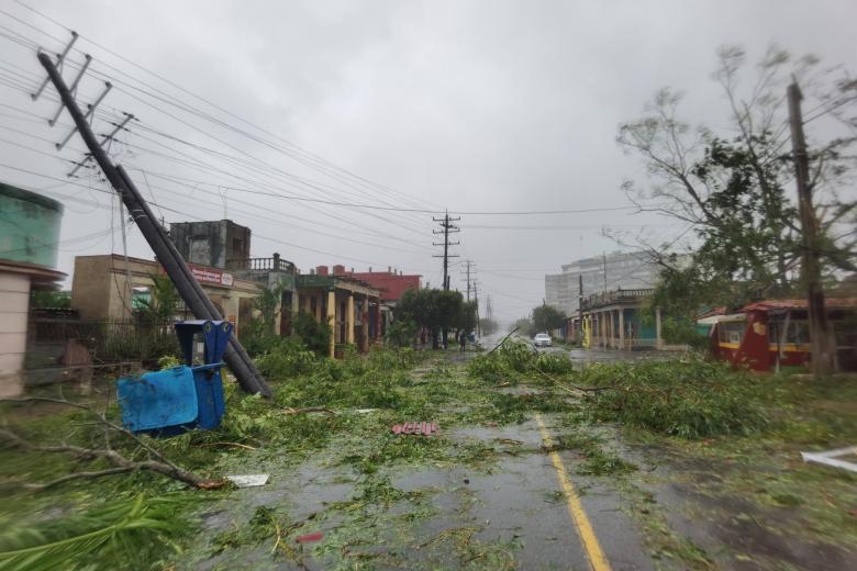 Calle con los destrozos dejados por el paso del huracán Ian en Cuba
