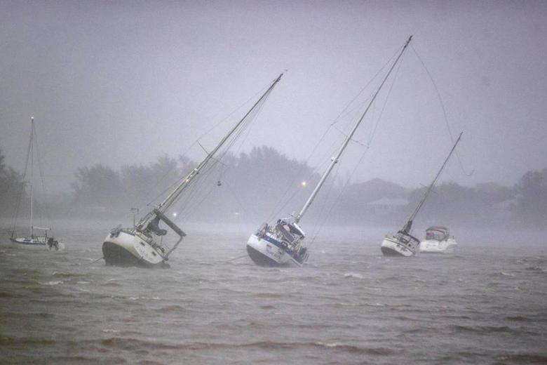 Los veleros anclados en la bahía de Roberts son arrastrados por los rápidos vientos