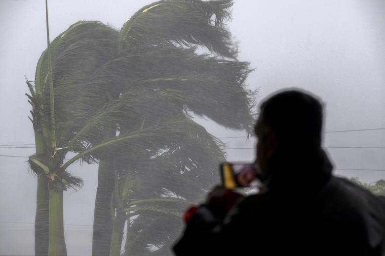 Un hombre transmite en vivo mientras las ráfagas del huracán Ian golpean Punta Gorda, Florida