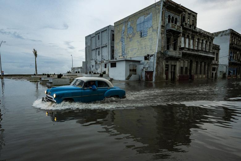 Un coche antiguo afectado por las inundaciones que ha provocado el huracán Ian