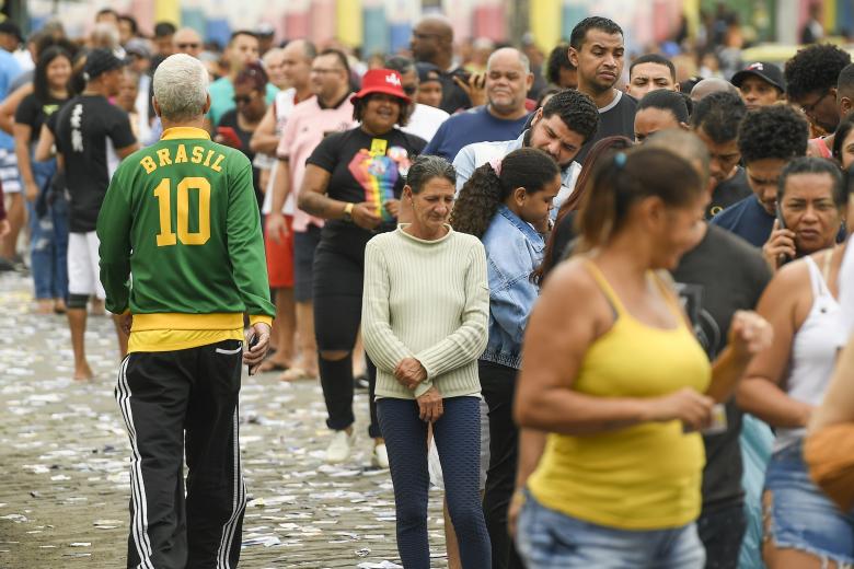 Los votantes hacen cola en un colegio electoral durante las elecciones generales en el barrio de Mare, en Río de Janeiro, a 2 de octubre de 2022
