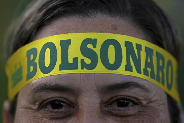 Un partidario de Bolsonaro apoya al actual presidente de Brasil