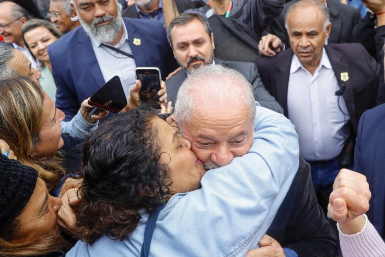 Una partidaria de Lula besa al expresidente durante la jornada de los comicios brasileños, el 2 de octubre de 2022
