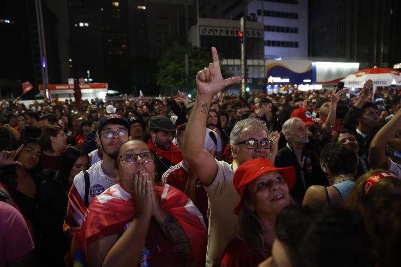 Simpatizantes del expresidente y candidato presidencial Luiz Inácio Lula da Silva celebran mientras se publican los resultados parciales de las elecciones brasileñas hoy, en la Avenida Paulista de Sao Paulo