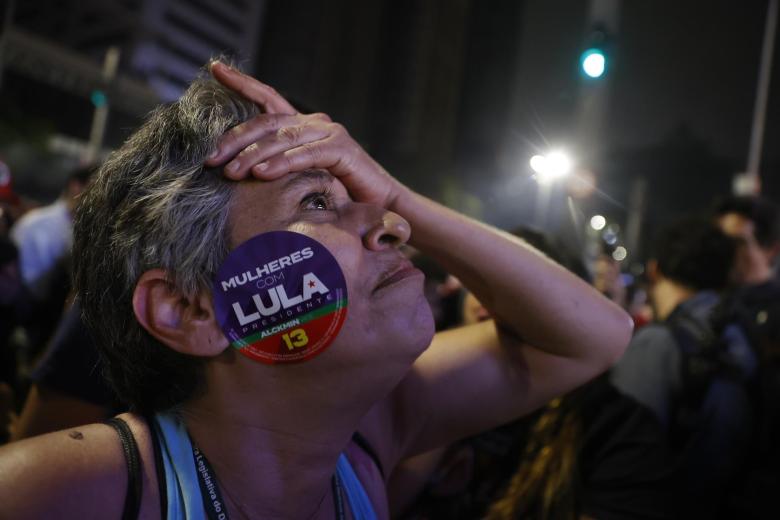 impatizantes del expresidente y candidato presidencial Luiz Inácio Lula da Silva celebran mientras se publican los resultados parciales de las elecciones brasileñas hoy, en la Avenida Paulista de Sao Paulo