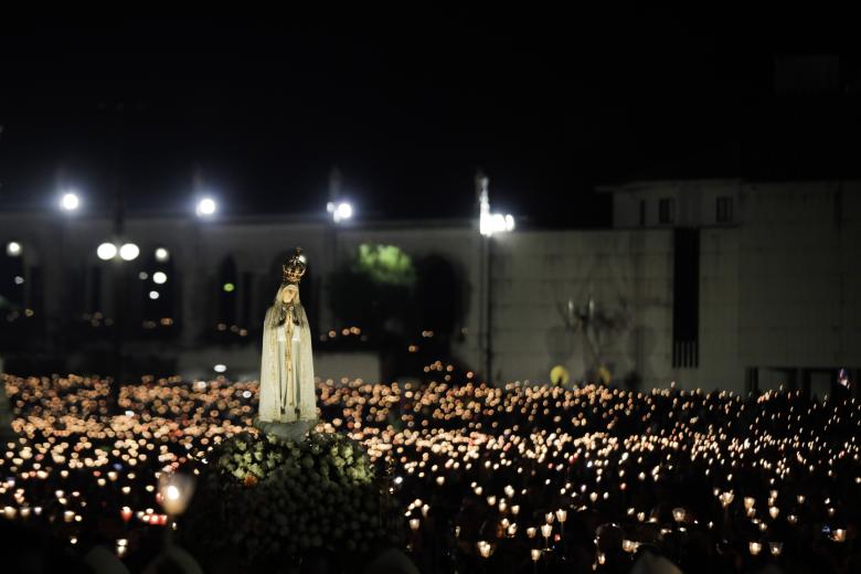 Los peregrinos participan en la procesión de las velas en el Santuario de Fátima en la noche del 12 al 13 de octubre, una de las actividades más emotivas del santuario.