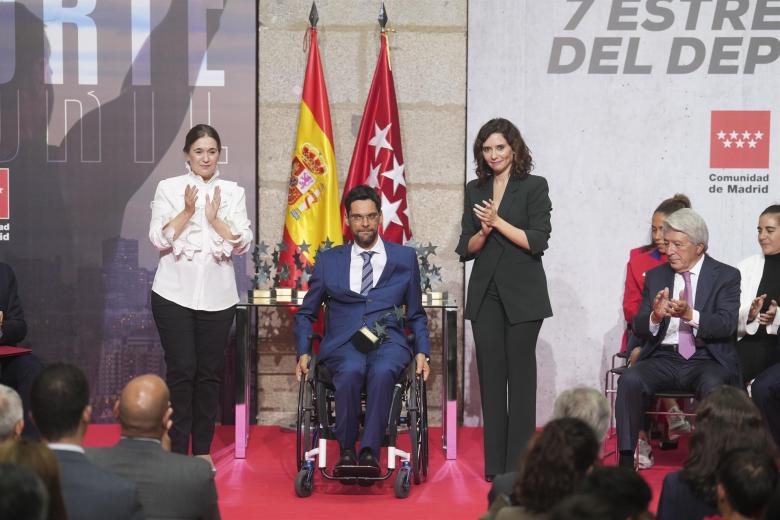 La presidenta de la Comunidad de Madrid, Isabel Díaz Ayuso, y la consejera de Deportes de la Comunidad, Marta Ribera De la Cruz (i) en la entrega de los Premios 7 Estrellas del Deporte de la Comunidad de Madrid